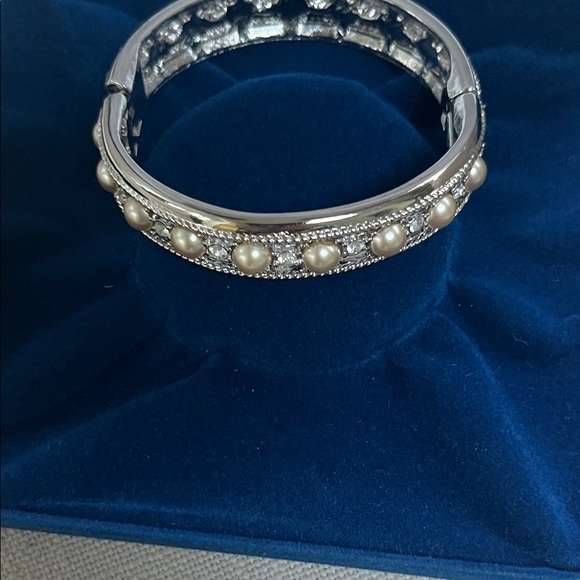 Camrose & Kross Jacqueline Kennedy Pearl and Rhinestone Bangle Bracelet - Picture 4 of 7